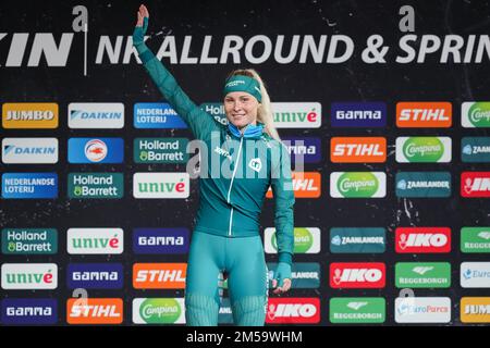 HEERENVEEN, NIEDERLANDE - DEZEMBER 27: Marijke Groenewoud von Team Albert Heijn Zaanlander reagiert während der Medaillenverleihung auf die Teilnahme an der Women's 3000m während der KNSB Speed Skating NK Allround am 27. Dezember 2022 in Heerenveen, Niederlande (Foto von Douwe Bijlsma/Orange Pictures) Stockfoto
