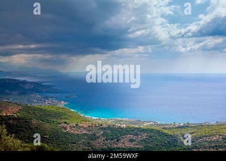 Wunderschöne Panoramaaussicht mit dunklen Wolken, die Regen über die Stadt Kardamyli bringen, in der historischen Region Mani in Messinien, Griechenland. Stockfoto