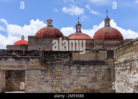 Die Kirche San Pablo an den berühmten Ruinen von Mitla, eine mesoamerikanische archäologische Stätte der sapotekischen Zivilisation, Oaxaca-Tal, Mexiko Stockfoto