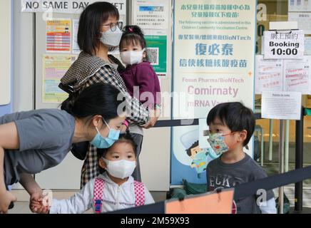 Die Menschen stehen in der Warteschlange, um BioNTech-Impfstoff im Impfzentrum des Hong Kong Children's Hospital in Kai Tak zu erhalten. Ab November 9 werden die vier Children Community Vaccination Centres (CCVCs) Impfdienste für Kinder im Alter zwischen 6 Monaten und 4 Jahren mit der BioNTech-Impfstoffformulierung für Kleinkinder anbieten. 09NOV22 SCMP/Sam Tsang Stockfoto