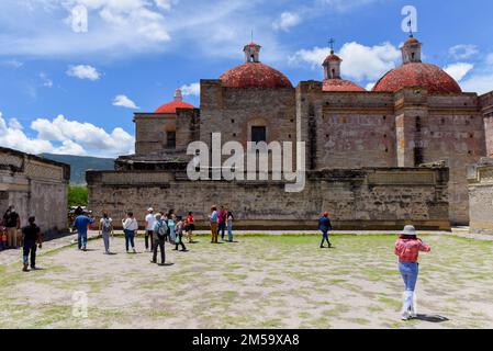 Touristen besuchen die archäologische Zone von Mitla (Zapotekische Zivilisation), den Staat Oaxaca, Mexiko Stockfoto