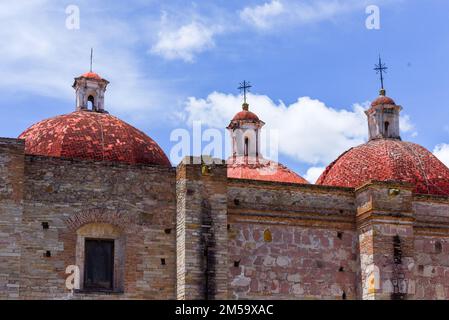 Die Kirche San Pablo an den berühmten Ruinen von Mitla, eine mesoamerikanische archäologische Stätte der sapotekischen Zivilisation, Oaxaca-Tal, Mexiko Stockfoto