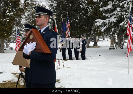 Kadetten des Brigham Young University Reserve Officers' Training Corps waren die Ehrengarde für die Grabstätten der pensionierten US-amerikanischen Oberst der Luftwaffe Gail Halvorsen, 22. Februar 2022, in Provo, Utah. Halvorsens Familie, Freunde, Würdenträger und Gemeindemitglieder kamen zusammen, um das Leben des „Berliner Süßigkeits-Bombenattentäters“ und des „Onkel Wiggly Wings“ zu gedenken und zu feiern, der sich seine Spitznamen verdiente, indem er während des Berliner Airlift 1948-1949 Süßigkeiten aus seinem Flugzeug an deutsche Kinder lieferte. Stockfoto