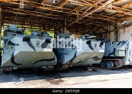 U-Tapao, Königreich Thailand – Royal Thai Marines spielen und bereiten ihre Amphibienfahrzeuge AAV7A1 RAM/RS für eine bevorstehende Übung am 23. Februar 2022 vor. Royal Thai Marines vom RTMC Assault Amphibian Vehicle Battalion und den USA Marines des 3. Assault Amphibian Battalion, 1. Marine Division, nehmen am Expertenaustausch vom 21. Februar bis 4. März 2022 Teil, als Teil der Übung Cobra Gold 2022. Während DER SMEE, Thai und USA Marines werden in der Wartung und dem Betrieb von AAV geschult. Cobra Gold 2022 ist die 41. Iteration der internationalen Trainingsübung That Stockfoto