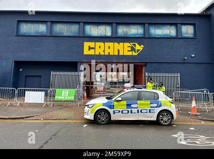 Screenshot von PA Video der Polizei vor dem Crane Nachtclub in Digbeth, Birmingham, wo ein 23-jähriger Mann starb, nachdem er am zweiten Weihnachtsfeiertag auf der Tanzfläche erstochen wurde. Die Polizei wurde kurz vor 11,45pm Uhr zum Crane-Veranstaltungsort in der Adderley Street, Digbeth, gerufen, um zu melden, dass das Opfer verletzt wurde. Der Mann hatte eine Nacht mit Freunden verbracht, als er von einer Gruppe von Leuten angesprochen wurde, laut West Midlands Police. Trotz aller Bemühungen, ihn zu retten, wurde er etwa eine halbe Stunde nach dem Aufruf von Offizieren für tot erklärt. Foto: Dienstag, 27. Dezember 2022. Stockfoto