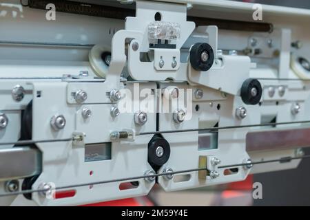 Mechanismus zum Öffnen und Schließen der Aufzugstür bei der Aufzugausstellung Stockfoto