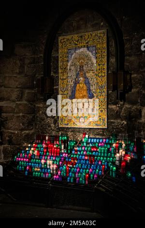 Eine vertikale Aufnahme eines Gemäldes der Jungfrau Maria und Jesu Christi, das in einem Kloster bei Barcelona gefunden wurde Stockfoto