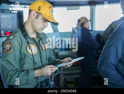 PHILIPPINE SEA (13. FEBRUAR 2022) USA Navy LT. James Molinari, Offizier des Decks des Flugzeugträgers der Nimitz-Klasse USS Abraham Lincoln (CVN 72), während des Flugbetriebs zur Unterstützung der Jungle Warfare Übung 22 (JWX 22) in Okinawa, Japan, am 13. Februar 2022. JWX 22 ist eine groß angelegte Schulung vor Ort, die darauf ausgerichtet ist, die integrierten Fähigkeiten gemeinsamer und verbundener Partner zu nutzen, um die Sensibilisierung für alle Bereiche, das Manövrieren und Brände in einer verteilten maritimen Umgebung zu stärken. Stockfoto