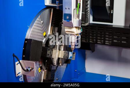 Rohrlaserschneidemaschine. Industrielle Fertigung. Stockfoto