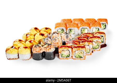 Set aus gebackenen Käserollen, Maki mit Lachstartar, Uraaki und Philadelphia Stockfoto