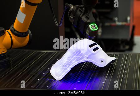 Automatisierte 3D-Messung. Roboter führt 3D-Scan am Werkstück durch. Industrielle Fertigung. Stockfoto