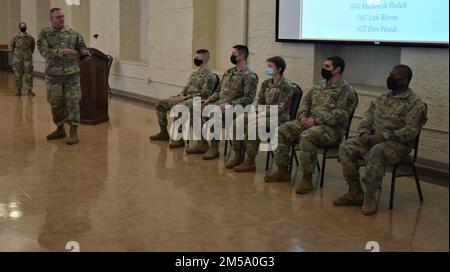 Colonel Tim Newman, Commander der 108. Nachhaltigkeits-Brigade, spricht mit dem Team der Einsatzkräfte. Ein Logistikberaterteam aus fünf Soldaten des 6. Bataillons der Illinois Army National Guard, 54. Security Force Assistance Brigade (SFAB) hielt am Sonntag, den 13. Februar, eine Einsatzzeremonie in Rock Island Arsenal, Illinois, ab. Nach einer kurzen Schulung in Texas wird das Team mit dem 5. SFAB der aktiven Armee in der Joint Base Lewis-McChord, Washington, zusammenarbeiten, um in der Mongolei zu stationieren. Der sechsmonatige Einsatz ist der erste für die SFAB-Einheit der Illinois National Guard und stellt den ersten SFAB dar Stockfoto