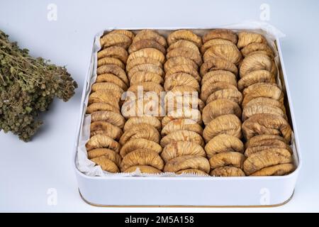 Draufsicht getrocknete Feigen isoliert auf weißem Hintergrund. Getrocknete Feigen in einer Geschenkbox Stockfoto