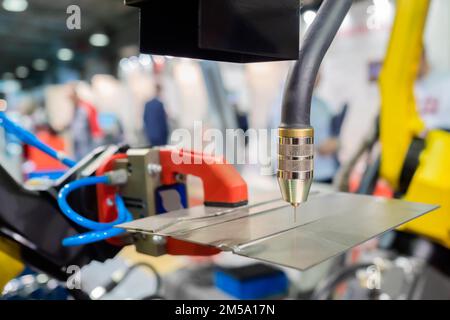 Industrieller Schweißroboter für das Gas-Metall-Lichtbogenschweißen bei Robot Ausstellung Stockfoto