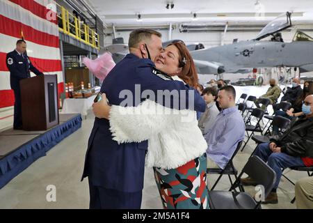 Chief Master Sergeant Stephen Delano vom 127. Flugzeugwartungsschwadron, zeigt Mrs. Delano eine Umarmung während seiner Beförderungszeremonie auf der Selfridge Air National Guard Base, Michigan, während der Februar-Übung. Stockfoto