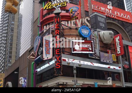 Nahaufnahme des Kaufhauses von Hershey's Chcolate Manufacturer am Times Square, New York, mit vielen Schildern Stockfoto