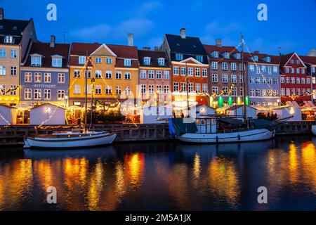 Nyhavn Canal at Sunset, Christmas Time, Nyhavn, Kopenhagen, Dänemark, Europa Stockfoto