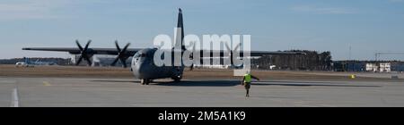 Ein Betreuer, der dem 435. Marschall der Notfalleinsatztruppe zugewiesen wurde, schickt am 13. Februar 2022 am Flughafen Rzeszów-Jasionka, Polen, ein C-130J Super Hercules-Flugzeug. Mitglieder des 521. Luftwaffenflügels und des 435. Luftwaffenflügels entsandten nach Polen, um die Ankunft der USA zu empfangen Die Armee. Stockfoto