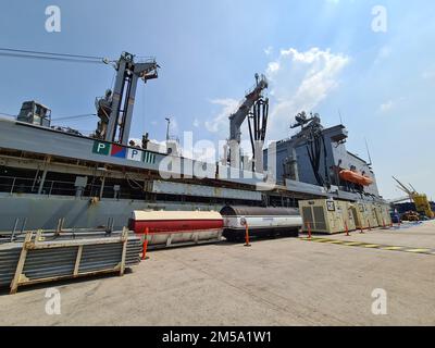 SRIRACHA, THAILAND (Feb 13. Februar 2022) – der Nachfüllöler der Henry J. Kaiser-Klasse USNS Rappahannock (T-AO 204) führt am 13. Februar planmäßige Wartungsarbeiten am Sriracha Harbour Multi-Purpose Terminal, Sriracha, Thailand, durch. Rappahannock ist Teil der Combat Logistics Force der US Navy und liefert Kraftstoff, Fracht und Lieferungen an die Schiffe der USA, der Partner und der Verbündeten auf See. (Foto von Tyler Lecocq) Stockfoto