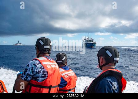 USA Mitglieder der Küstenwache, die der USCGC Stratton (WMSL 752) zugeteilt sind, und Fidschi-Partner nähern sich während illegaler, nicht gemeldeter und unregulierter Fischereieinsätze in Fidschi am 13. Februar 2022 einem Fischereifahrzeug an Bord eines Langstreckenschiffes. Die Besatzung von Stratton sorgt für die Aufrechterhaltung der Sicherheit, während sie auf den Pazifikinseln Strafverfolgungsbehörden einrichtet. Stockfoto