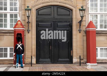 Wache im Schloss Amalienborg, Regierungssitz der dänischen Königsfamilie, Kopenhagen, Dänemark, Europa Stockfoto