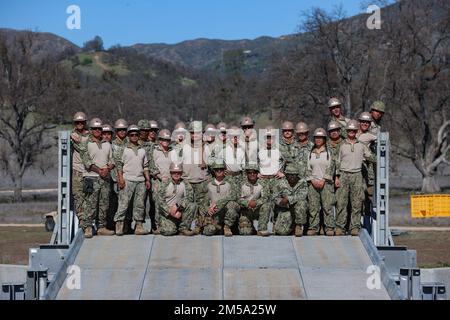 Seabees mit Naval Mobile Construction Battalion 4 (NMCB 4) konstruieren eine Mabey Johnson, eine tragbare, nicht angreifende Logistikbrücke während der Übung Wendepunkt 22-01. Vor der Entsendung der Seebären mit der NMCB 4 werden verschiedene Fähigkeiten evaluiert, die für die ordnungsgemäße Durchführung der Mission der Expeditionskampftruppen der Marine zur Räumung, Sicherung, zum Bau und zum Schutz im gesamten Indo-Pazifik erforderlich sind. Übung Wendepunkt 22-01 veranschaulicht die Fähigkeit von NMCB 4, aufgabenorganisierte Ingenieureinheiten einzusetzen, um fortgeschrittene Expeditionary Base und Advanced Naval Bases einzurichten und zu erhalten. Stockfoto