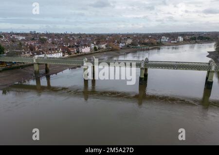 Luftaufnahme der Kew Railway Bridge über die Themse, in der Nähe von Kew, London, Großbritannien. Stockfoto