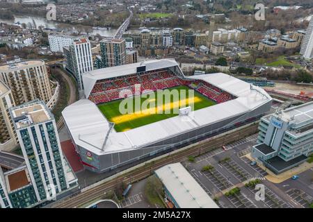 Luftaufnahme des GTECH Community Stadium, Heimstadion der englischen Premier League, Brentford Football Club, London, Großbritannien. Stockfoto