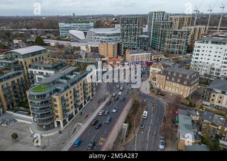 Aeiral View der Straßenkreuzung (A315/A205) auf der Nordseite der Kew Bridge neben der Themse in Kew, West London, Großbritannien. Stockfoto