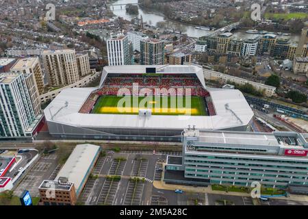 Luftaufnahme des GTECH Community Stadium, Heimstadion der englischen Premier League, Brentford Football Club, London, Großbritannien. Stockfoto