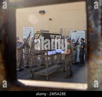 USA Marinekorps rekrutieren bei Alpha Company, 1. Rekrutierungs-Bataillon, ihre Gewehre während der M16A4-Waffenausgabe im Marinekorps Rekrutierungs-Depot San Diego, 14. Februar 2022. Die Gewehre sind frei, um sicherzustellen, dass keine Munition geladen ist. Rekruten lernen, mit ihren Gewehren zu bohren, Gewehre zu warten und während des Trainings ihre Gewehre zu schießen. Die Alpha Company wird am 6. Mai ihren Abschluss machen. Stockfoto