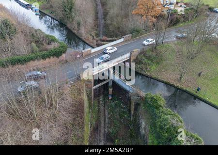 Three Bridges, auch bekannt als Windmill Bridge, ist eine dreistöckige Brücke in der Nähe von Hanwell im Westen Londons, Großbritannien. Stockfoto