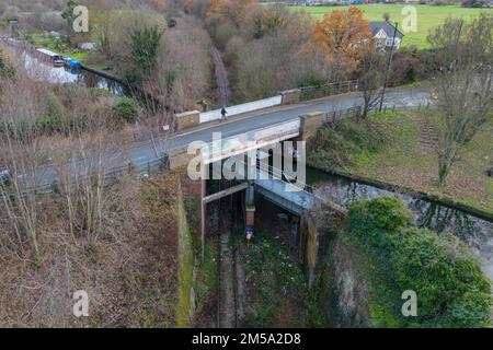 Three Bridges, auch bekannt als Windmill Bridge, ist eine dreistöckige Brücke in der Nähe von Hanwell im Westen Londons, Großbritannien. Stockfoto