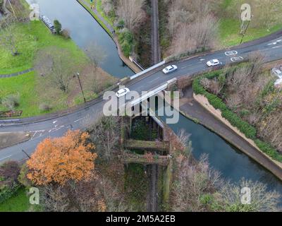 Three Bridges, auch bekannt als Windmill Bridge, ist eine dreistöckige Brücke in der Nähe von Hanwell im Westen Londons, Großbritannien. Stockfoto