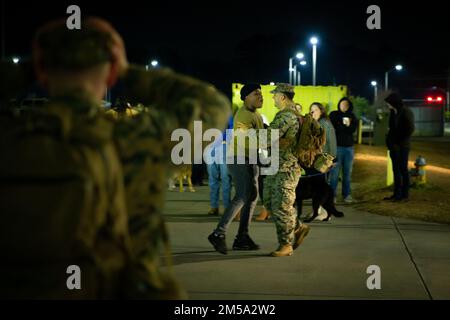 USA Marines mit 2D. Bataillon, 8. Marineregiment, 2D. Marine Division, begrüßen Familie und Freunde nach der Ankunft aus Japan in Camp Lejeune, North Carolina, am 14. Februar 2021. Die Marines kehrten zurück, nachdem sie im 4. Marineregiment, 3D. Division, im Indo-Pazifik-Raum stationiert waren. Stockfoto