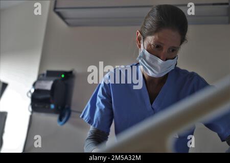 ROCHESTER, NEW YORK. - AUS DEN USA Air Force 2. LT. Sarah Cook, eine registrierte Krankenschwester, die der Nellis Air Force Base, Nevada, zugeteilt ist, absolviert eine Untersuchung an einem Patienten und unterstützt gleichzeitig die COVID-Response-Operationen am University of Rochester Medical Center, Rochester, New York, 14. Februar 2022. USA Nördliches Kommando, durch die USA Army North ist nach wie vor entschlossen, das Verteidigungsministerium flexibel bei der COVID-Reaktion der gesamten Regierung zu unterstützen. Stockfoto