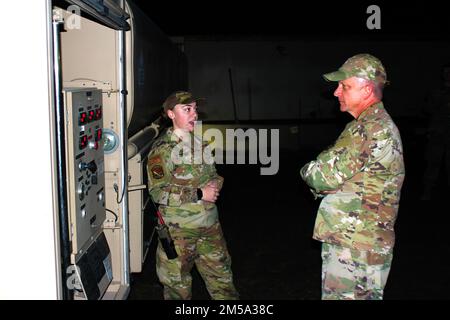 Airman 1. Class Kaitlyn Cooley spricht über die Operationen des Petroleum, Oils & Lubrication Fluges, bekannt als POL, an Oberst Matthew Coleman, stellvertretender Befehlshaber des 380. Air Expeditionary Wing, am Luftwaffenstützpunkt Al Dhafra, Vereinigte Arabische Emirate, am 14. Februar 2022. Der POL-Flug wird 24 Stunden am Tag durchgeführt, um Flug- und Bodenmissionen am Stützpunkt zu unterstützen. Coleman besuchte die Nachtschicht des Fluges und brachte damit seine Anerkennung für die Arbeit der POL Airmen zum Ausdruck. Stockfoto