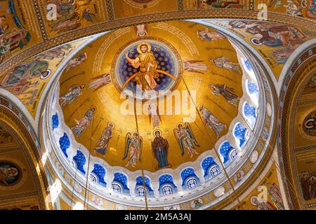 Belgrad, Serbien - 20. Dezember 2022: Innere der Kirche Sankt Sava mit wunderschönen Ikonen Jesu Christi und den Aposteln im Mosaik in Belgrad Stockfoto