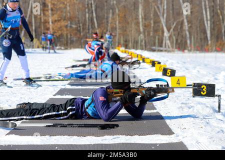 Virgin Islands Daniel Nibbs feuert während der Biathlon-Meisterschaft des National Guard Bureau 2022 in Camp Ripley, MN, 14. Februar 2022, Gewehr ab. Die Biathlons sind ein Wintersport, der Skilanglauf und Gewehrschießen kombiniert. Diese einwöchige Veranstaltung besteht aus einem Sprint Race, einem Pursuit Race, einem Relay Race und einem Patrol Race. Stockfoto