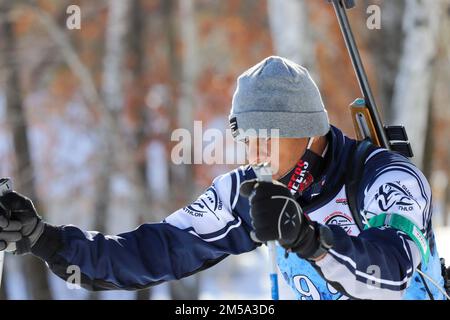 Virgin Islands Michael McDonald ist neben den Wettbewerbern während der National Guard Bureau Biathlon Championships 2022 in Camp Ripley, MN, am 14. Februar 2022. Die Biathlons sind ein Wintersport, der Skilanglauf und Gewehrschießen kombiniert. Diese einwöchige Veranstaltung besteht aus einem Sprint Race, einem Pursuit Race, einem Relay Race und einem Patrol Race. Stockfoto