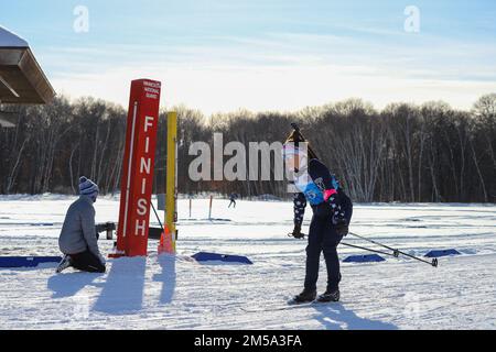 Virgin Islands Robin Saila überquert die Ziellinie während des Sprint Race bei den Biathlon Championships des National Guard Bureau 2022 in Camp Ripley, MN, 14. Februar 2022. Stockfoto