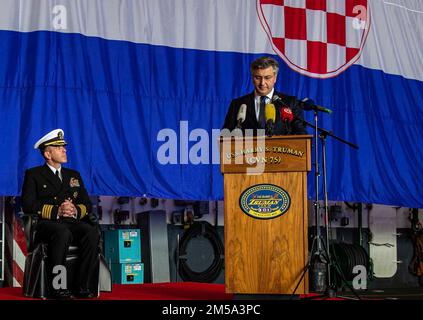 220214-N-YP095-1217 SPLIT, Kroatien (14. Februar 2022) Ministerpräsident Andrej Plenkovic, Ministerpräsident Kroatiens, spricht bei einer Nachbesprechung zum Neptune Strike 2022 und einem Mittagsempfang in der Hangarbucht des Flugzeugträgers der Nimitz-Klasse USS Harry S. Truman (CVN 75), 14. Februar 2022. Die Harry S. Truman Carrier Strike Group befindet sich in einem geplanten Einsatz in den USA Sechstes Flottengebiet zur Unterstützung von Marineeinsätzen zur Aufrechterhaltung der maritimen Stabilität und Sicherheit und zur Verteidigung der Interessen der USA, Verbündeten und Partner in Europa und Afrika. Stockfoto