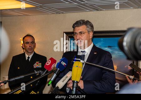 220214-N-YP095-1130 SPLIT, Kroatien (14. Februar 2022) Premierminister Andrej Plenkovic, Premierminister Kroatiens, spricht auf einer Pressekonferenz an Bord des Flugzeugträgers der Nimitz-Klasse USS Harry S. Truman (CVN 75), 14. Februar 2022. Die Harry S. Truman Carrier Strike Group befindet sich in einem geplanten Einsatz in den USA Sechstes Flottengebiet zur Unterstützung von Marineeinsätzen zur Aufrechterhaltung der maritimen Stabilität und Sicherheit und zur Verteidigung der Interessen der USA, Verbündeten und Partner in Europa und Afrika. Stockfoto