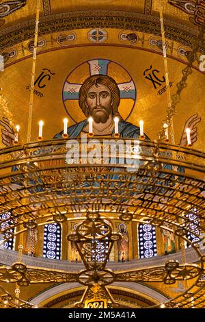 Belgrad, Serbien - 20. Dezember 2022: Innere der Kirche der Heiligen Sava mit wunderschönen Ikonen Jesu Christi im Mosaik in Belgrad, Serbien Stockfoto