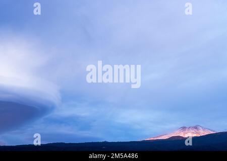 Pico Viejo, Berg Teide mit Schneebedeckung und letzten Sonnenstrahlen am Ende des Tages, Teneriffa, Kanarische Inseln, Spanien Stockfoto