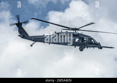 Ein HH-60G Pave Hawk vom 33. Rettungsgeschwader fliegt während des Trainings COPE North 22 auf der Insel Tinian in der Nähe des Luftwaffenstützpunkts Andersen, Guam, 14. Februar 2022. Cope North verbessert die Beziehungen der USA zu unseren regionalen Verbündeten und Partnern durch die Förderung des Informationsaustauschs und die Verfeinerung gemeinsamer Taktiken, Techniken und Verfahren, um multilaterale Verteidigungsfähigkeiten besser zu integrieren und die Interoperabilität zur Unterstützung der regionalen Sicherheit zu verbessern. Stockfoto