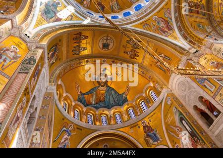 Belgrad, Serbien - 20. Dezember 2022: Innere der Kirche der Heiligen Sava mit wunderschönen Ikonen Jesu Christi im Mosaik in Belgrad, Serbien Stockfoto