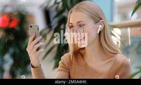 Nahaufnahme Seitenansicht kaukasische Frau Mädchen Bloggerin trägt drahtlose Kopfhörer Online-Kanal Videoanruf Konferenz Remote Chat Gespräch mit Freunden Stockfoto