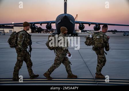 USA Militärfallschirmjäger, die der 82. Luftwaffe zugeteilt sind, gehen zu ihrem Flugzeug auf dem Flugplatz der Papst-Armee, N.C. 14. Februar 2022. In Abstimmung mit dem polnischen Verteidigungsministerium und der polnischen Regierung entsenden fast 2.000 Soldaten, um die Entscheidung der Vereinigten Staaten zu unterstützen, ihre Präsenz und Aktivitäten in Europa im Rahmen eines starken und unermüdlichen Engagements für unsere NATO-Alliierten und -Partner zu verstärken Geburtsort: A) Bezirk Kandahar, Provinz Kandahar, Afghanistan. Stockfoto