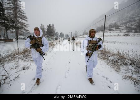 USA Fallschirmjäger des 1. Bataillons, des 503. Fallschirmspringer-Infanterie-Regiments, zusammen mit italienischen Soldaten des 3. Alpini-Regiments, bewegen sich in taktischer Formation und machen sich mit dem integrierten Eingriff vertraut. Diese Ausbildung ist Teil der Übung Steel Blizzard am 14. Februar 2022 in Pian dell’Alpe in Usseaux, Italien. Exercise Steel Blizzard ist eine von der italienischen Armee veranstaltete multinationale Trainingsübung für Berg- und arktische Kriegsführung. Drei Aufklärungseinheiten der 173. Brigade nehmen an einem dreiphasigen Trainingsprogramm mit dem 3. Alpini-Regiment Teil, um die Einsatzkapabil zu erweitern Stockfoto